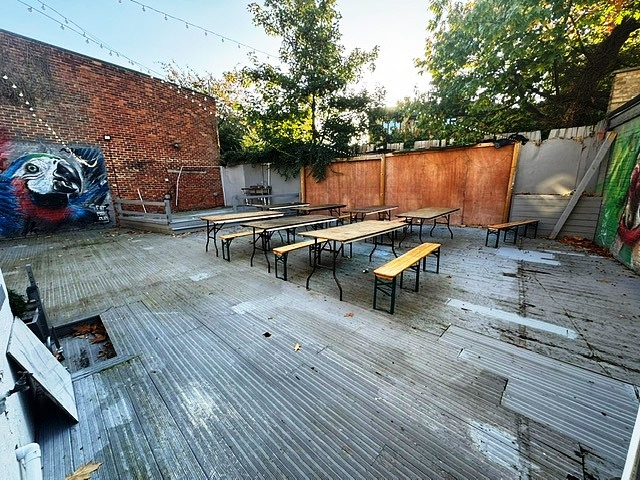 Buy a Closed Bar with Garden in Surrey For Sale