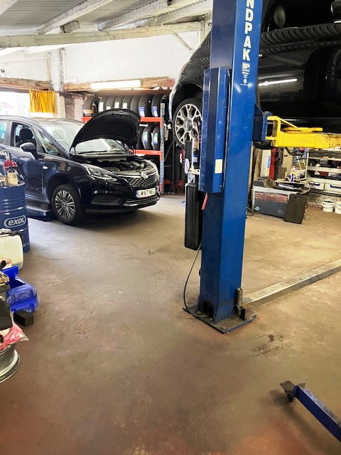 Mechanics Workshop & Garage in Surrey For Sale for Sale
