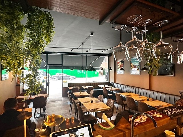 Buy a Café Restaurant plus Wine Bar in Surrey For Sale