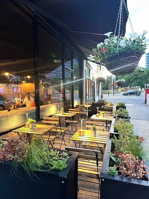 Café Restaurant plus Wine Bar in Surrey For Sale for Sale