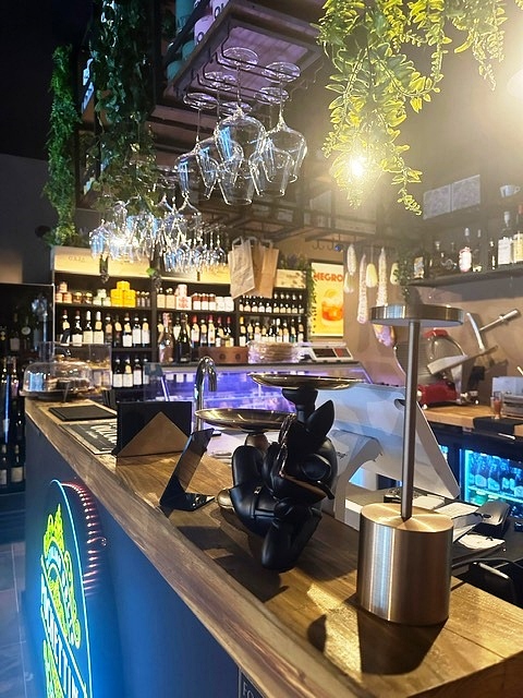 Café Restaurant plus Wine Bar in Surrey For Sale for Sale