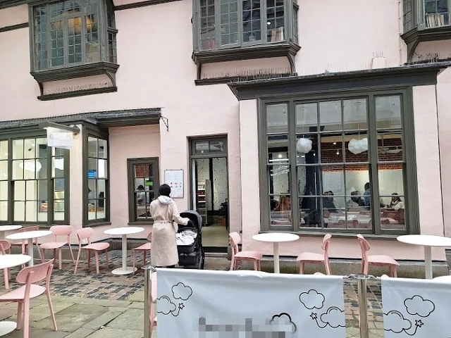 Exceptional Dessert Parlour in Oxfordshire For Sale