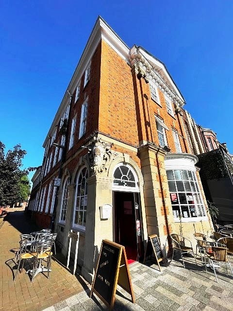 COFFEE SHOP / COCKTAIL BAR WITH OUTSIDE SEATING AND 2.30AM LICENCE in Middlesex For Sale