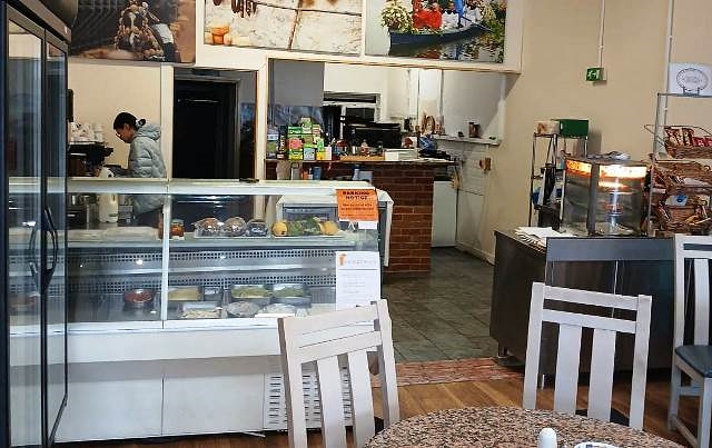 Spaciouse Newly Fitted Café in Surrey For Sale