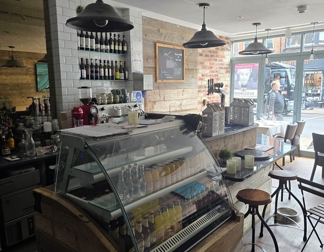 Lincesed Italian Restaurant in South London For Sale